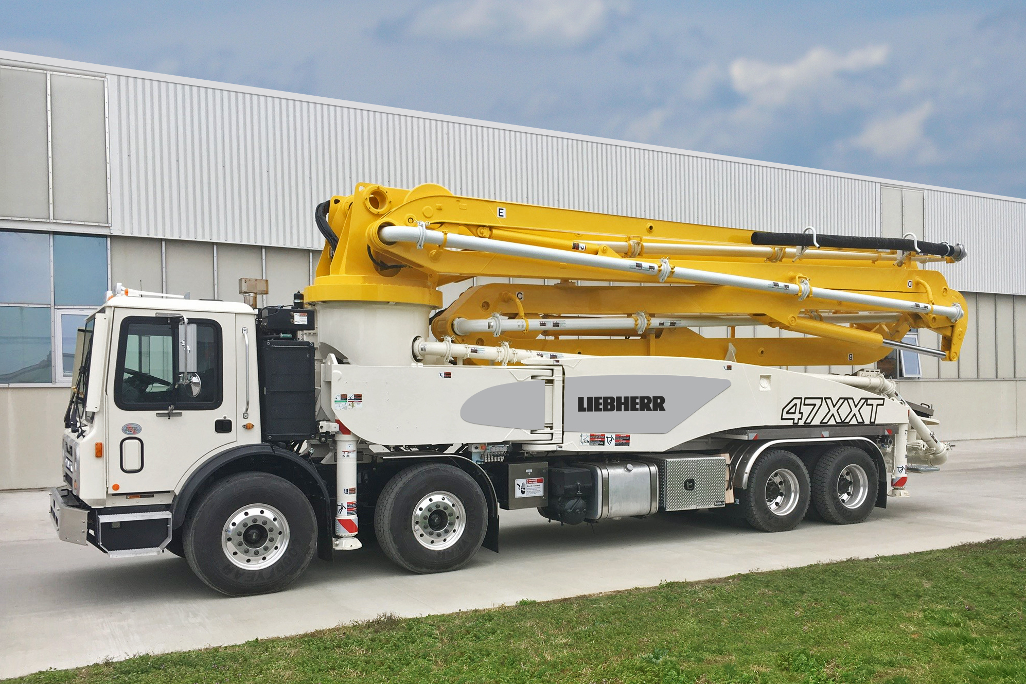 47 XXT Truck mounted concrete pump - Liebherr