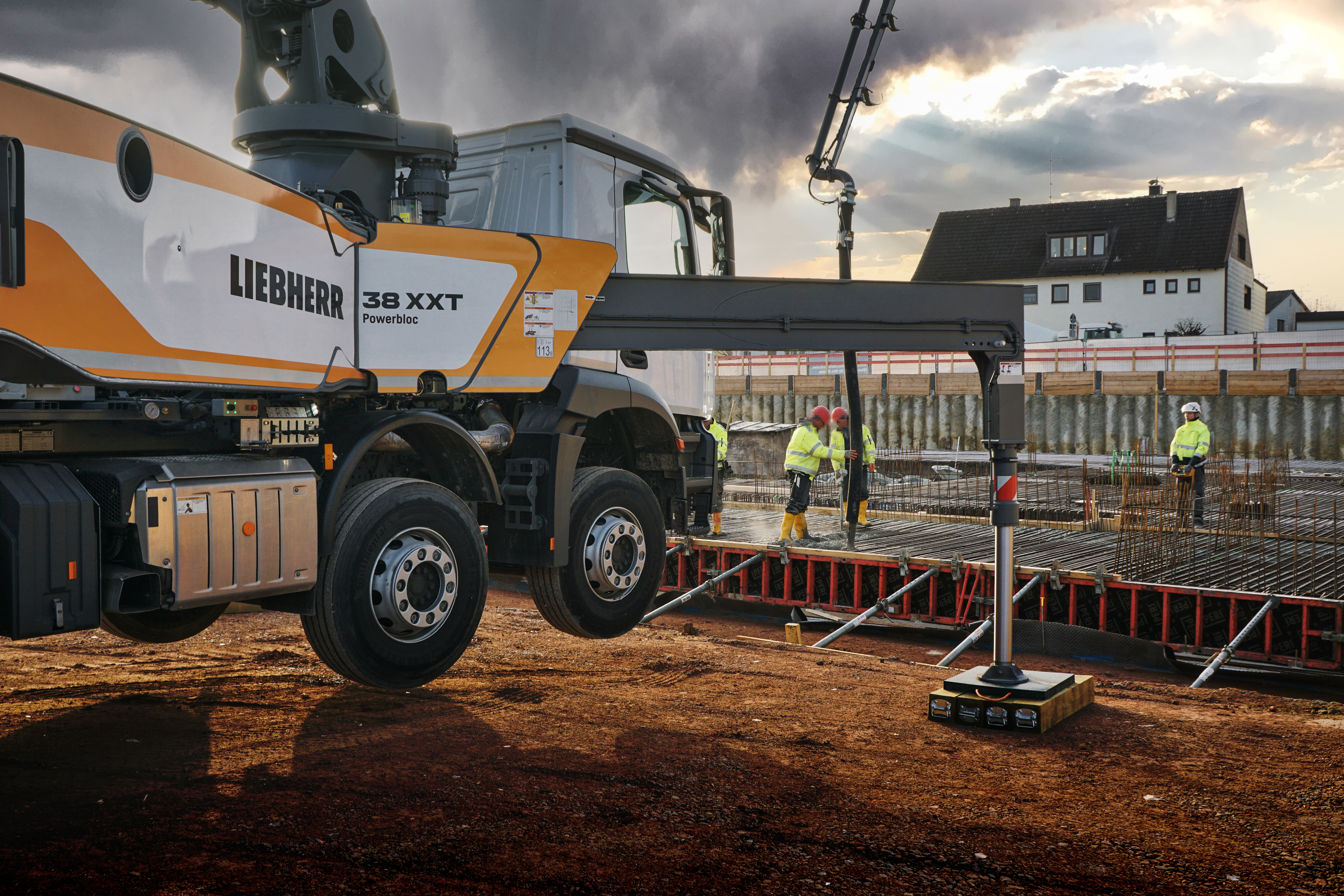 その他 LIEBHERR 81K Liebherr R930 G8 with Shearcore shear dropping a building