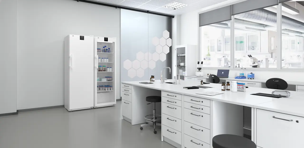 Produkt-Bild, Perspektive: Milieu, Laborgefriergerät mit statischer Kühlung, Gehäusefarbe: Weiß, Türfarbe: Weiß