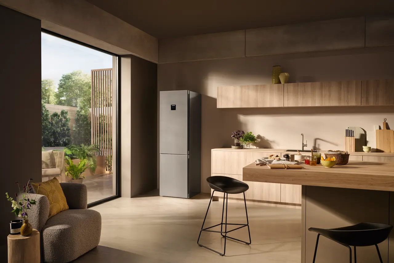 Obrázek výrobku, Perspektiva: Okolí, Kombinovaná chladnička s mrazničkou s technologií BioFresh Professional a NoFrost, Barva skříně: nerezová ocel, Barva dveří: nerezová ocel