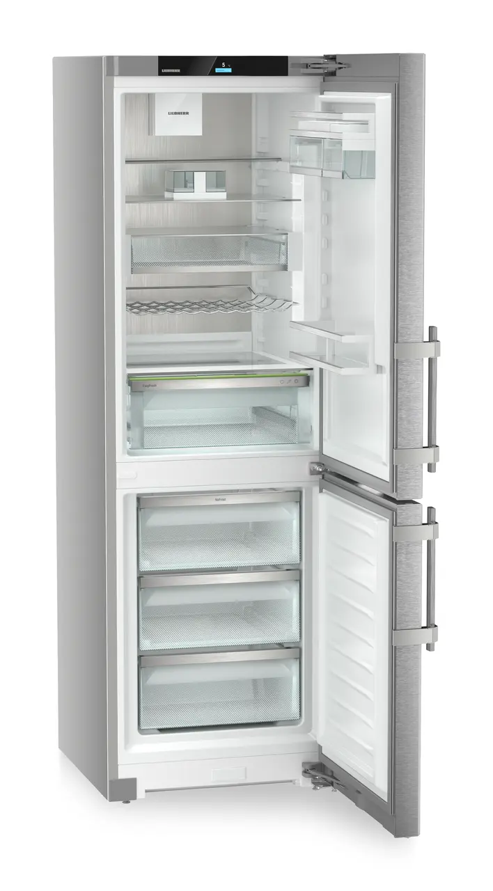 Product image, Perspective: oblique open empty, Combined fridge-freezer with EasyFresh and NoFrost, Casing colour: silver, Door colour: stainless steel