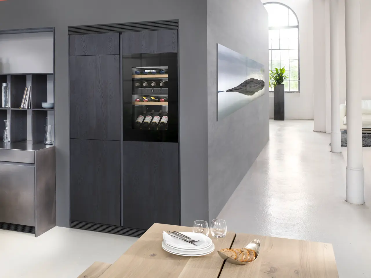 Product image, Perspective: milieu, Built-in multi-temperature wine cabinet, Casing colour: silver, Door colour: GlassBlack