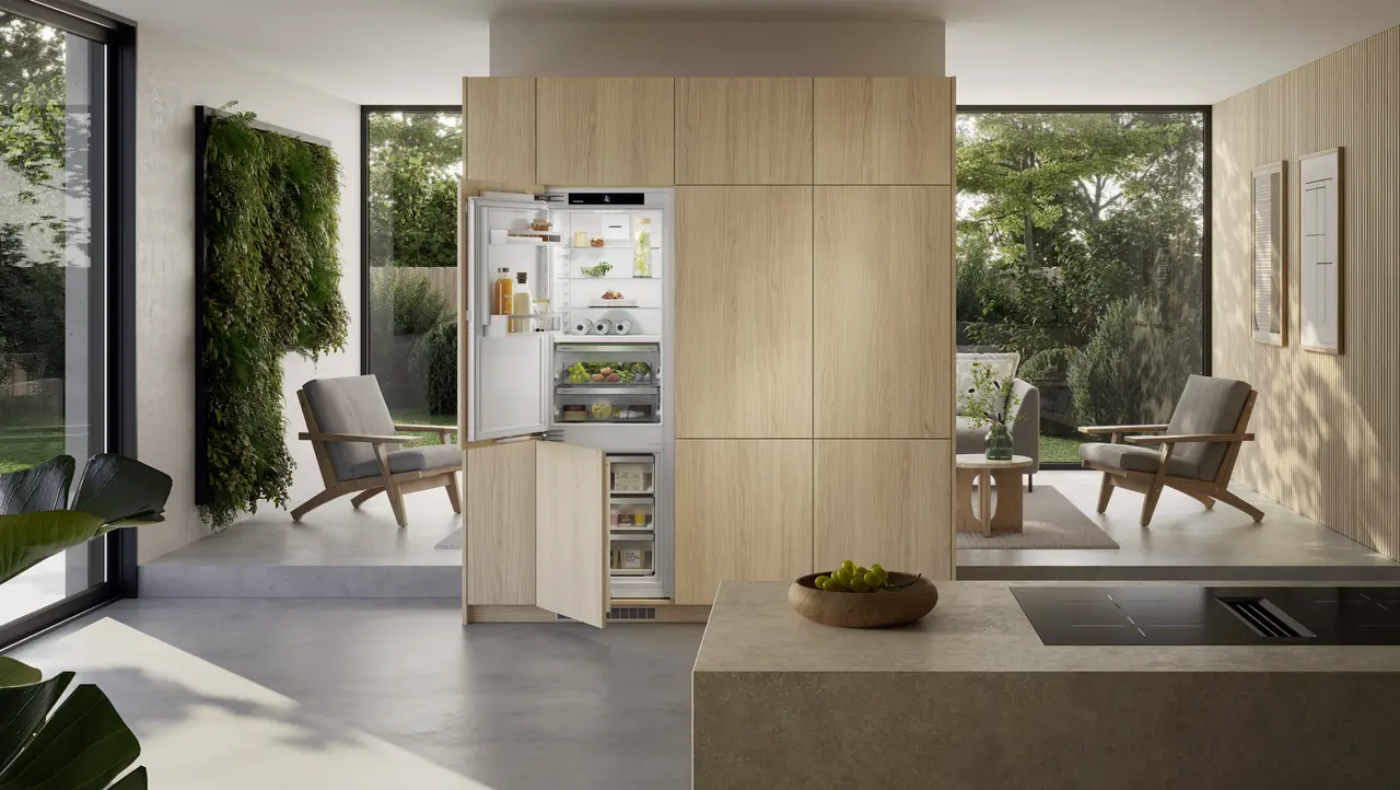 Product image, Perspective: milieu, Combined refrigerator-freezer with BioFresh for integrated use