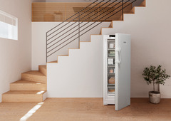 Product image, Perspective: milieu, Freestanding freezer with NoFrost and EasyTwist-Ice, Casing colour: white, Door colour: white