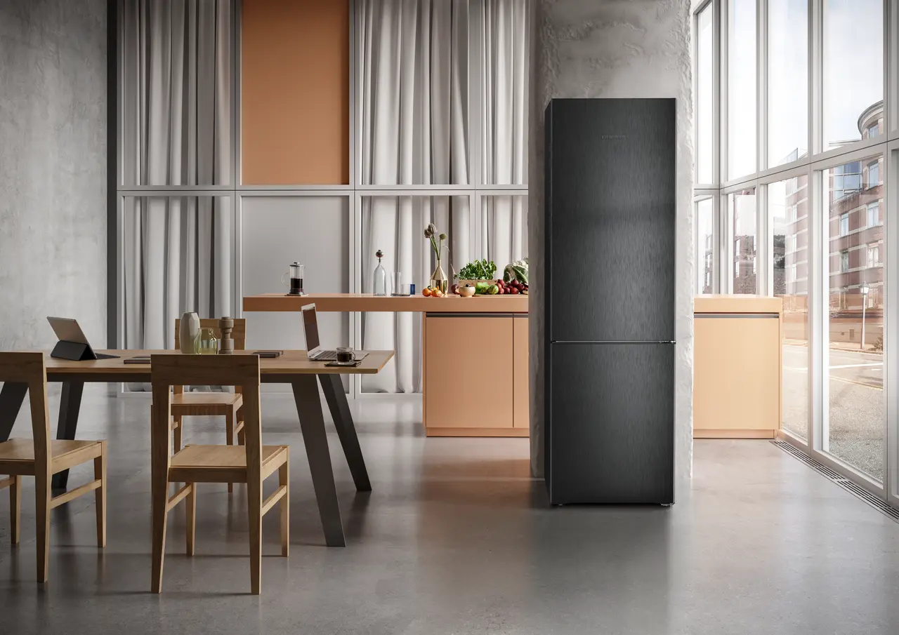 Produkt-Bild, Perspektive: Milieu, Kühl-Gefrierkombination mit BioFresh und NoFrost, Gehäusefarbe: Schwarz, Türfarbe: BlackSteel