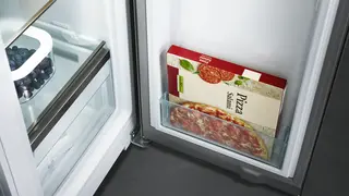 Police u vratima u pretincu za zamrzavanje