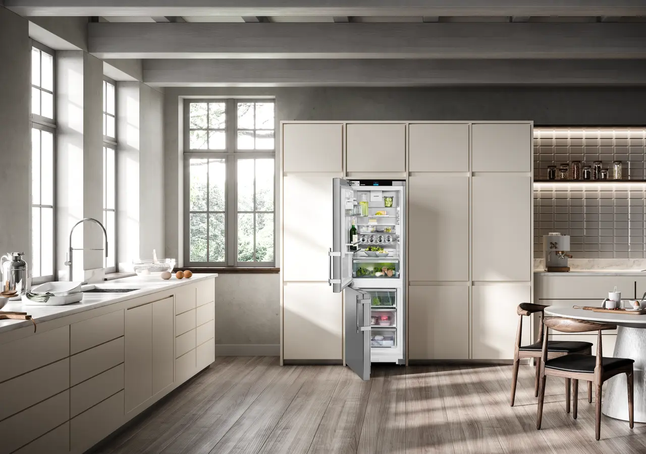Product image, Perspective: milieu, Combined fridge-freezers with EasyFresh and NoFrost, Casing colour: silver, Door colour: stainless steel