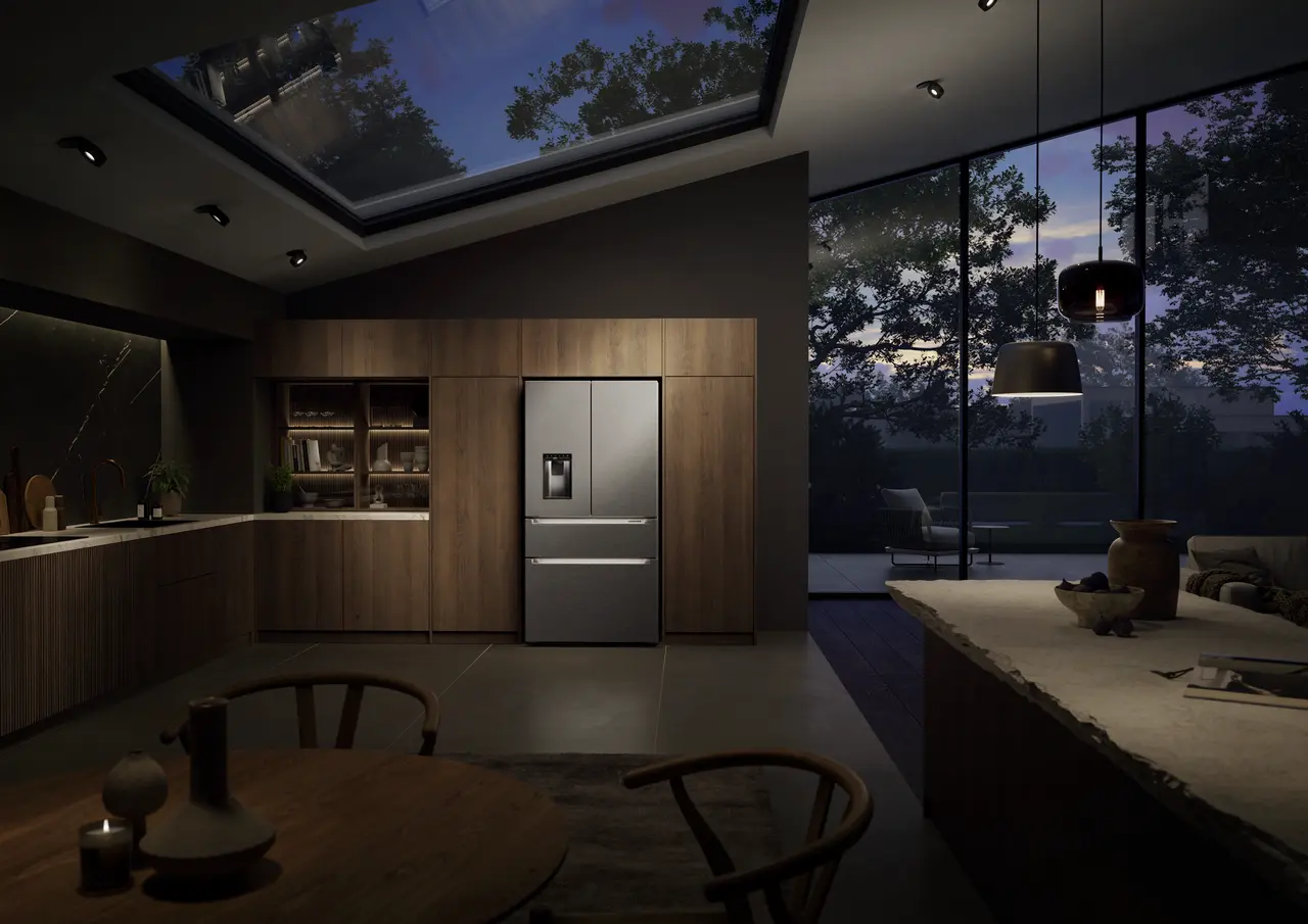 Slika izdelka, Perspektiva: Ambient, Hladilnik z zamrzovalnikom s francoskimi vrati z 2 zamrzovalnima predaloma in razpršilnikom vode in ledenih kock, Barva ohišja: srebrna, Barva vrat: nerjavno jeklo