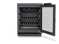 Изображение на продукта, Перспектива: Отпред, отворен, празен, Хладилник за вино, подходящ за монтаж под плота, за темпериране на вино, Цвят на корпуса: Антрацит, Цвят на вратата: Антрацит