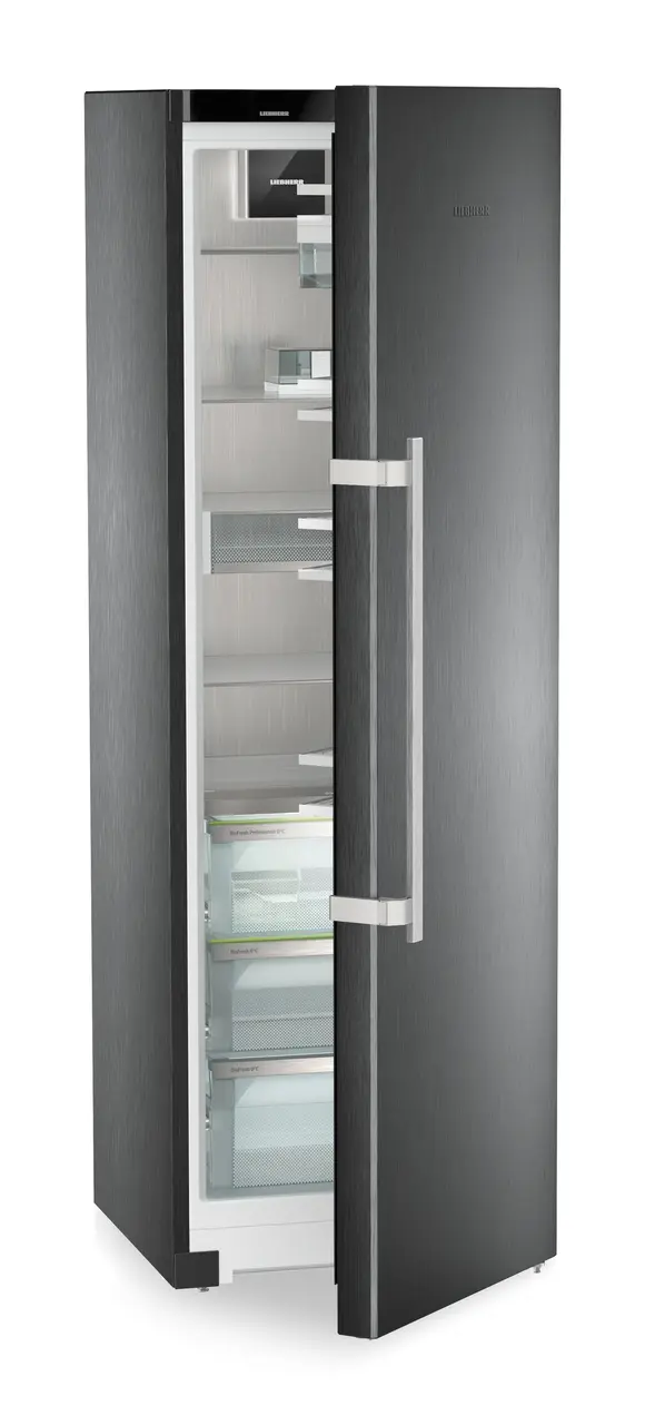 Produkt-Bild, Perspektive: schräg halb offen leer, Standkühlschrank mit BioFresh Professional, Gehäusefarbe: BlackSteel, Türfarbe: BlackSteel