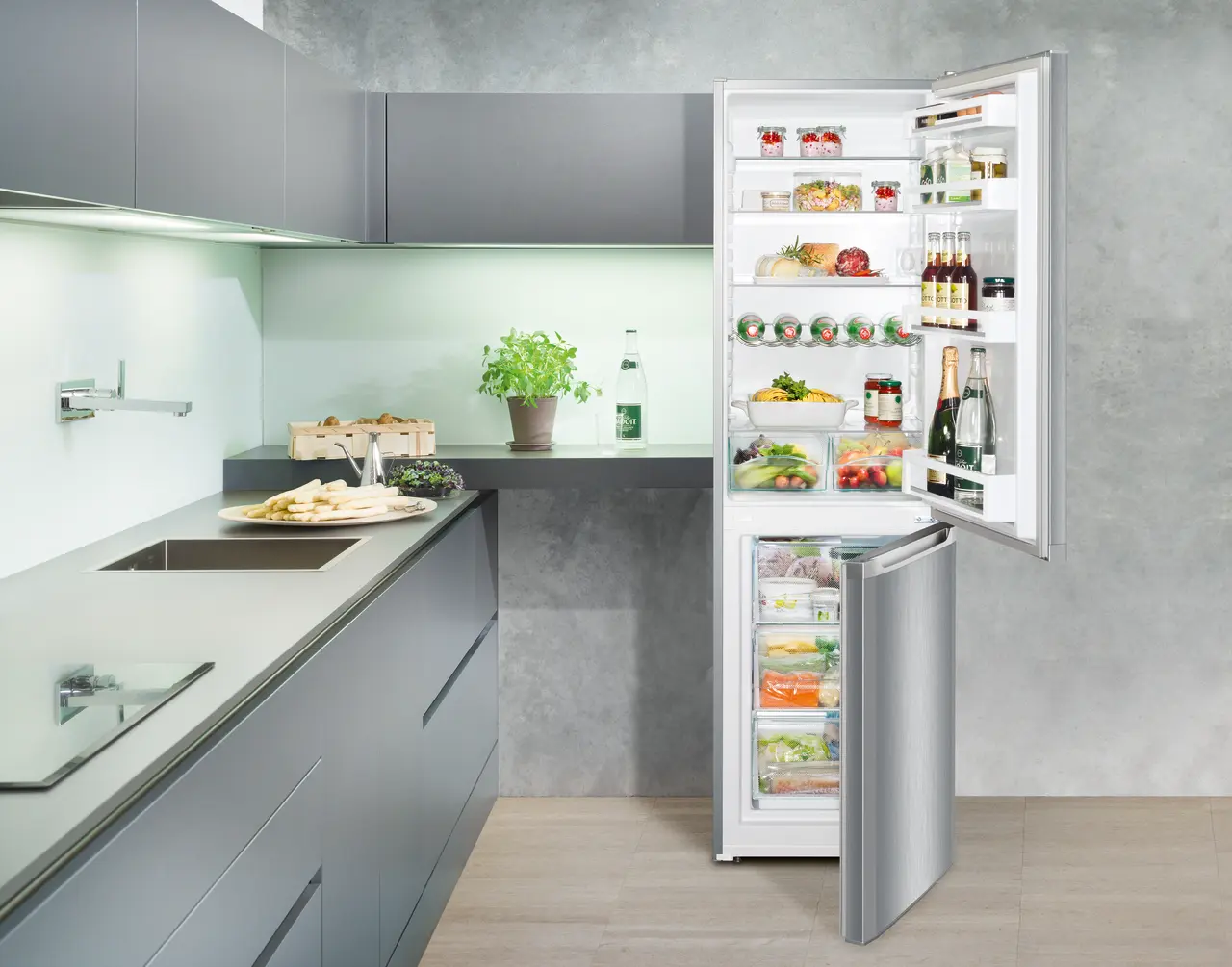 Product image, Perspective: milieu, Automatic refrigerator-freezer with SmartFrost, Casing colour: silver, Door colour: stainless steel look