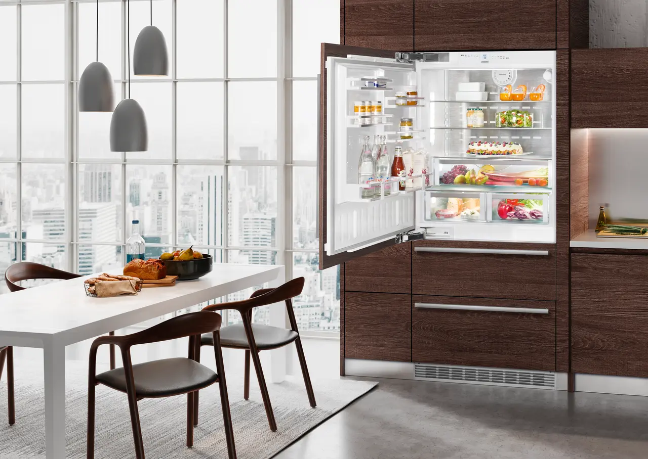Product image, Perspective: milieu, Combined refrigerator-freezer with NoFrost for integrated use