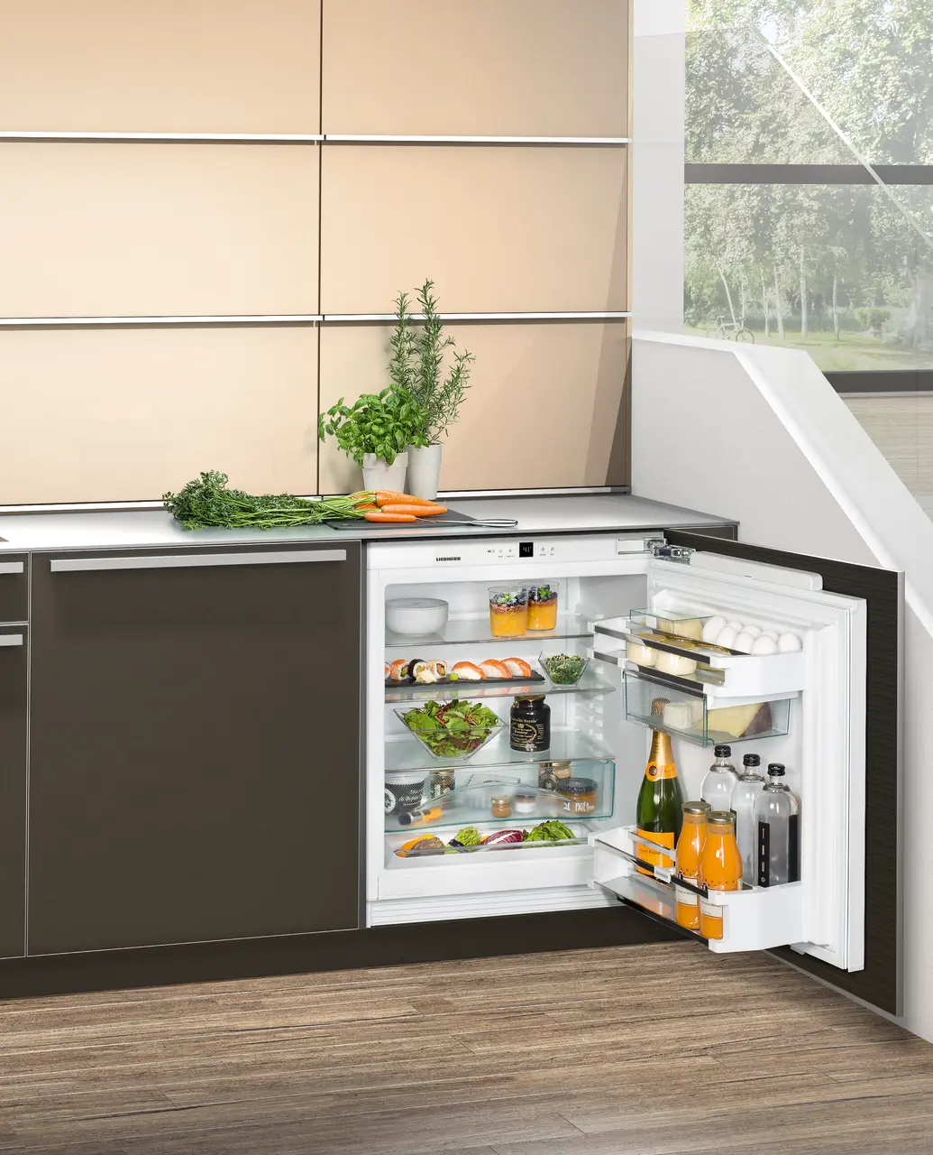 Product image, Perspective: milieu, Under-worktop refrigerator for integrated use