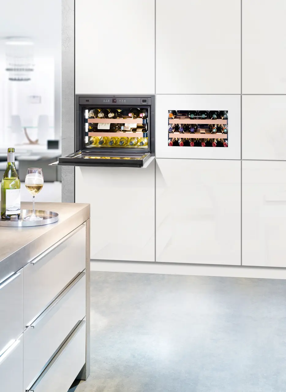 Изображение продукции, Перспектива: Внешние условия, Встраиваемый винный кондиционный шкаф, Цвет корпуса: белый, Цвет дверцы: белый