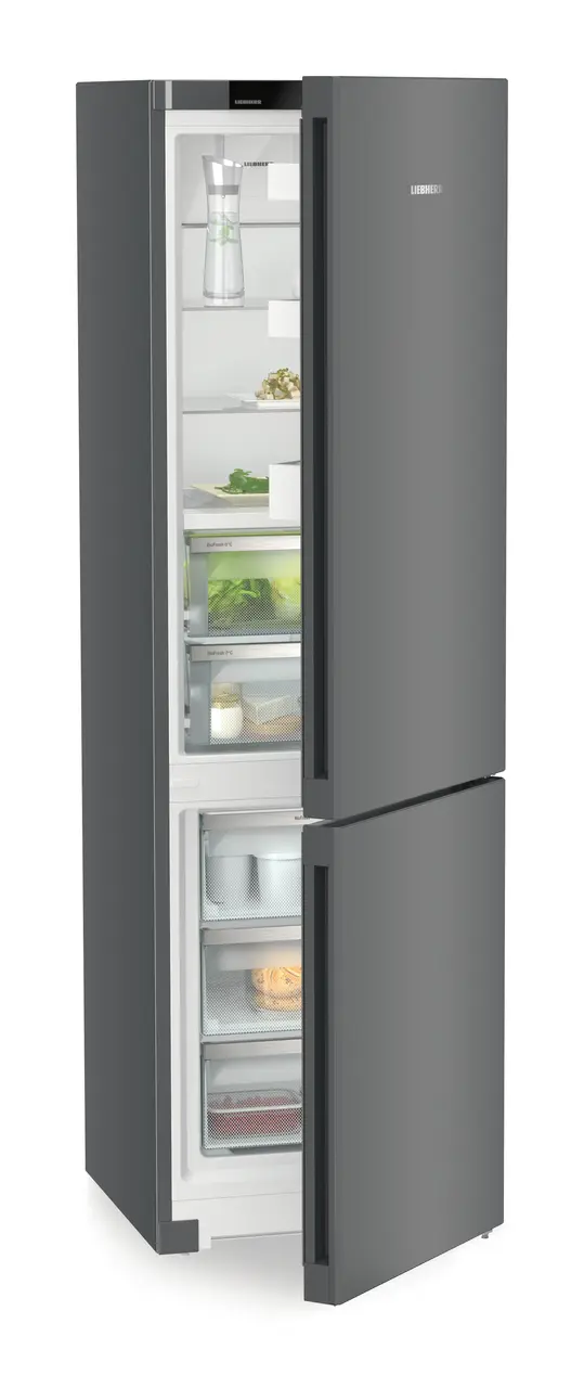 Изображение продукции, Перспектива: Под углом, с полуоткрытой дверцей, с продуктами, Двухкамерный холодильник с функциями BioFresh и NoFrost