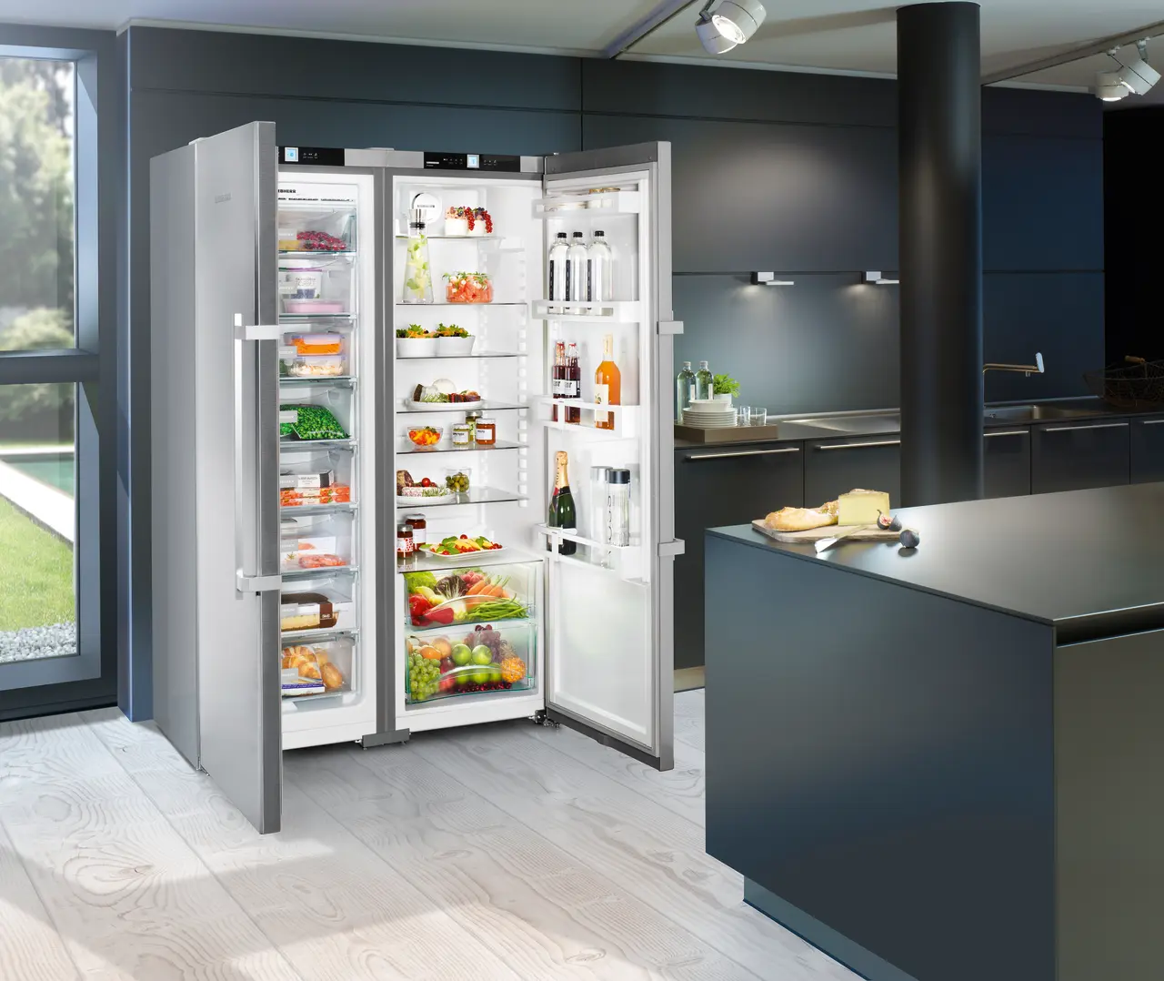 Product image, Perspective: milieu, Side-by-Side combination, Casing colour: silver, Door colour: stainless steel