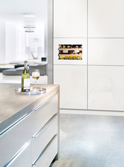 Изображение продукции, Перспектива: Внешние условия, Встраиваемый винный кондиционный шкаф, Цвет корпуса: белый, Цвет дверцы: белый