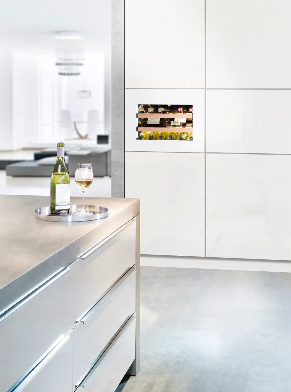 Изображение продукции, Перспектива: Внешние условия, Встраиваемый винный кондиционный шкаф, Цвет корпуса: белый, Цвет дверцы: белый