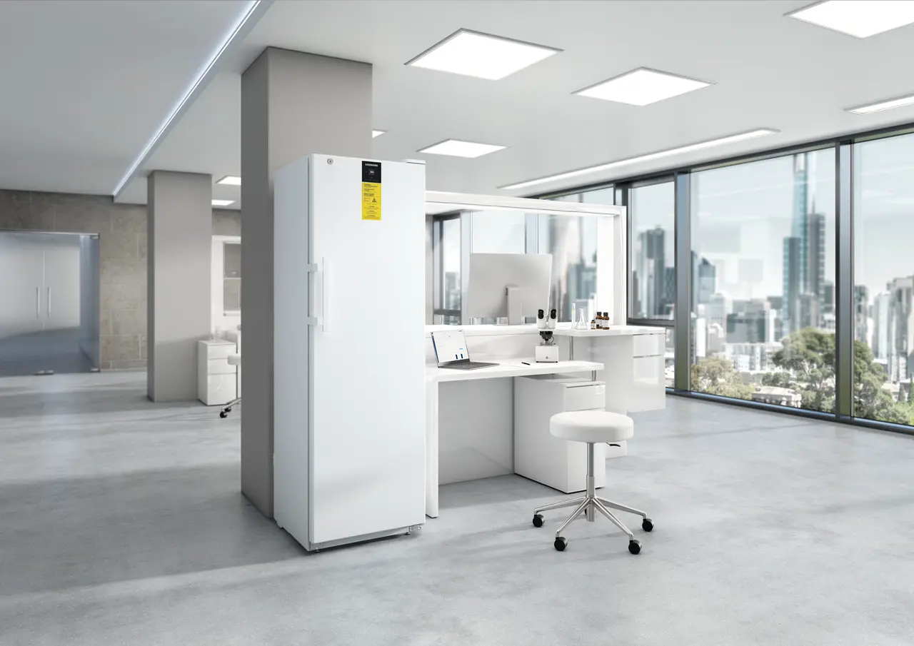 Immagine del prodotto, Prospettiva: Ambiente, Frigorifero da laboratorio con raffreddamento a ricircolo d'aria e interno privo di fonti di accensione, Colore della struttura: bianco, Colore della porta: bianco