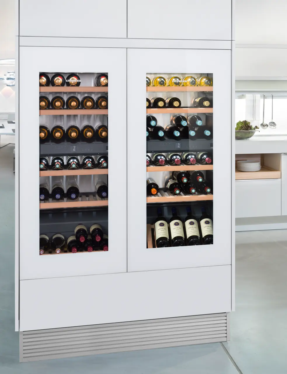 Product image, Perspective: milieu, Built-in multi-temperature wine cabinet, Casing colour: silver, Door colour: white