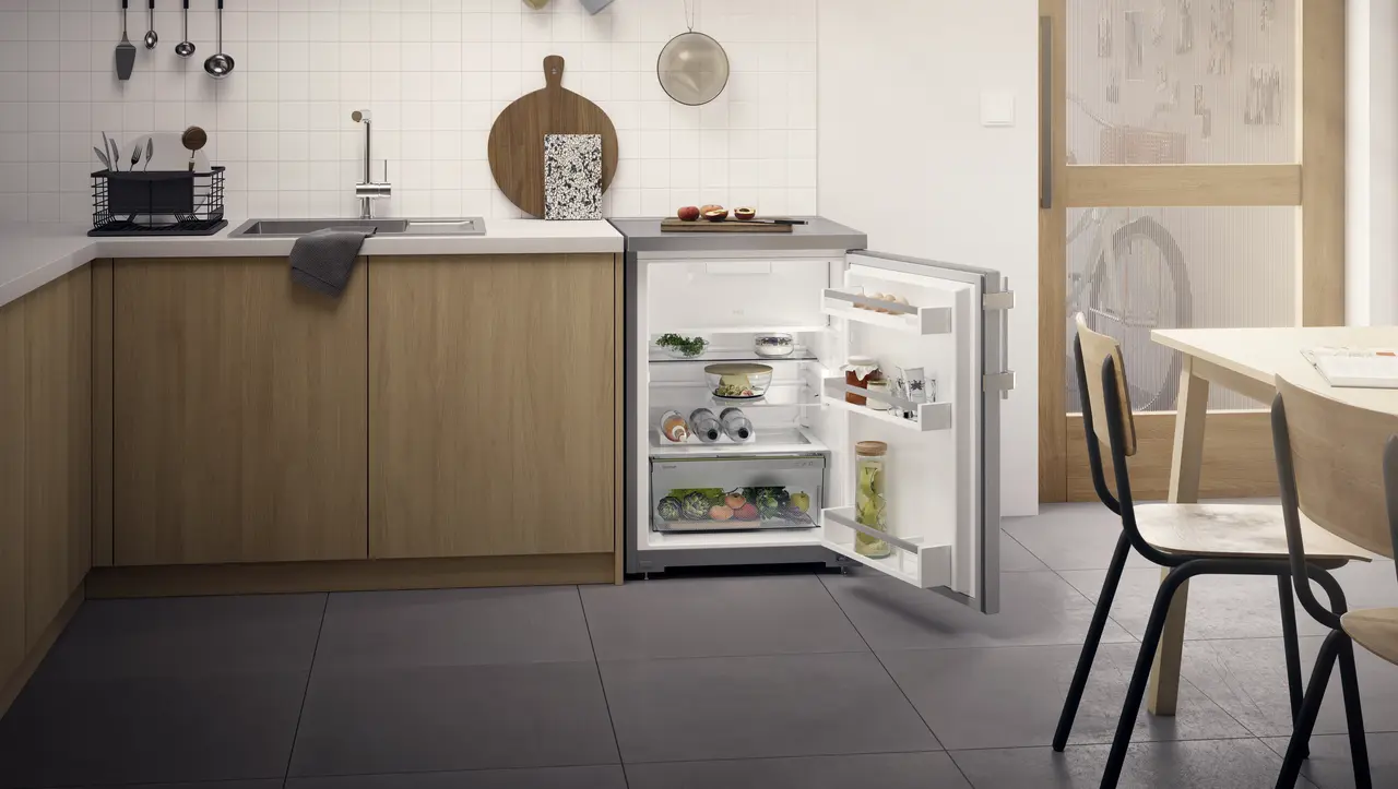 Изображение на продукта, Перспектива: Околна среда, Малък хладилник с EasyFresh, Цвят на корпуса: фино сребро, Цвят на вратата: благородна стомана