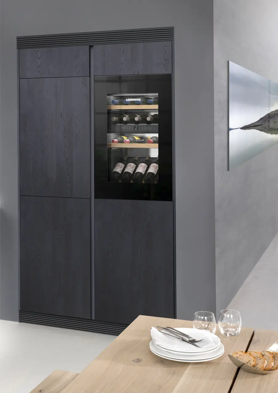Product image, Perspective: milieu, Built-in multi-temperature wine cabinet, Casing colour: silver, Door colour: GlassBlack
