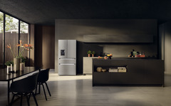 Slika izdelka, Perspektiva: Ambient, Hladilnik z zamrzovalnikom s francoskimi vrati z 2 zamrzovalnima predaloma in razpršilnikom vode in ledenih kock, Barva ohišja: srebrna, Barva vrat: nerjavno jeklo