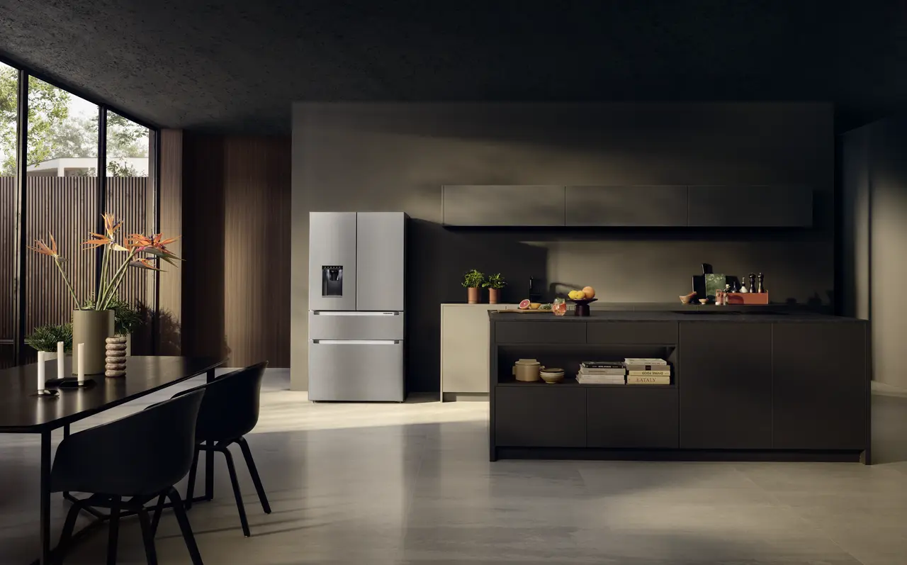 Slika izdelka, Perspektiva: Ambient, Hladilnik z zamrzovalnikom s francoskimi vrati z 2 zamrzovalnima predaloma in razpršilnikom vode in ledenih kock, Barva ohišja: srebrna, Barva vrat: nerjavno jeklo