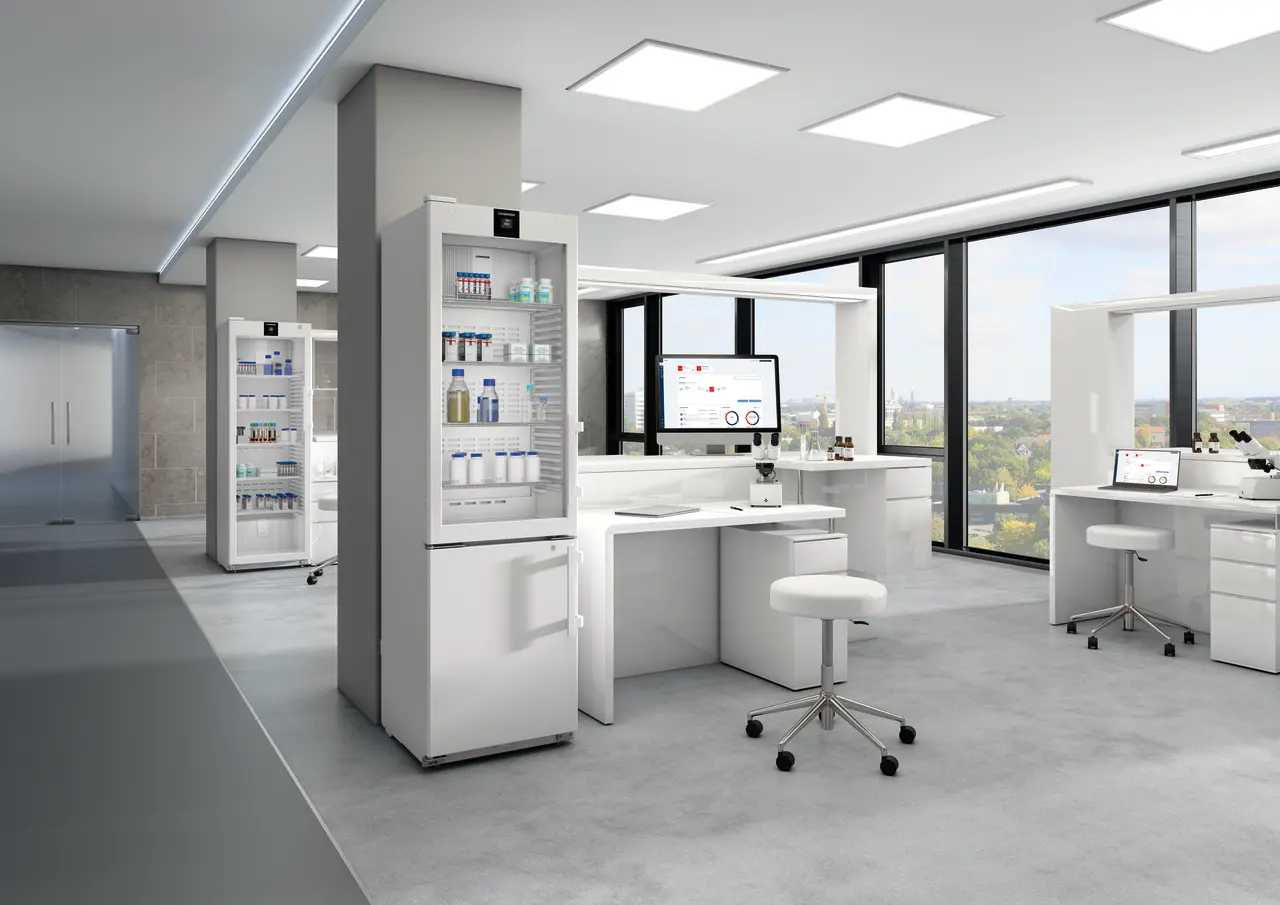 Produkt-Bild, Perspektive: Milieu, Labor-Kühl-Gefrierkombination mit NoFrost, Gehäusefarbe: Weiß, Türfarbe: Weiß