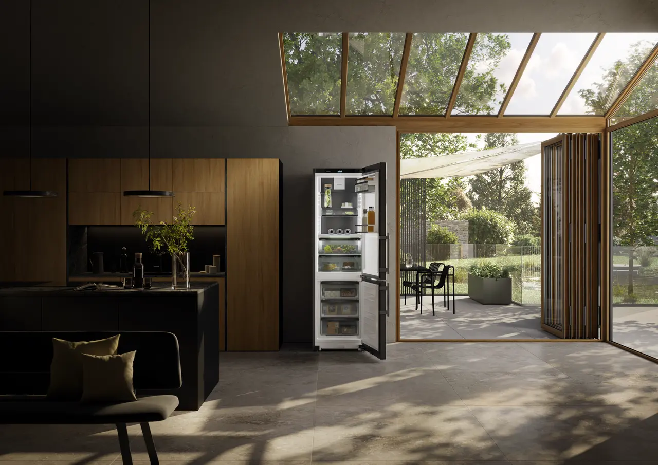 Product image, Perspective: milieu, Fridge-freezer with BioFresh and NoFrost, Casing colour: BlackSteel, Door colour: BlackSteel