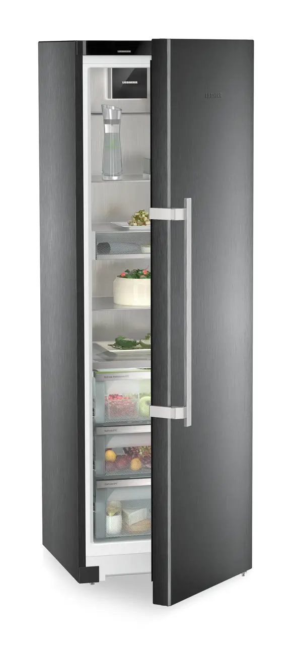 Produkt-Bild, Perspektive: schräg halb offen dekoriert, Standkühlschrank mit BioFresh Professional, Gehäusefarbe: BlackSteel, Türfarbe: BlackSteel