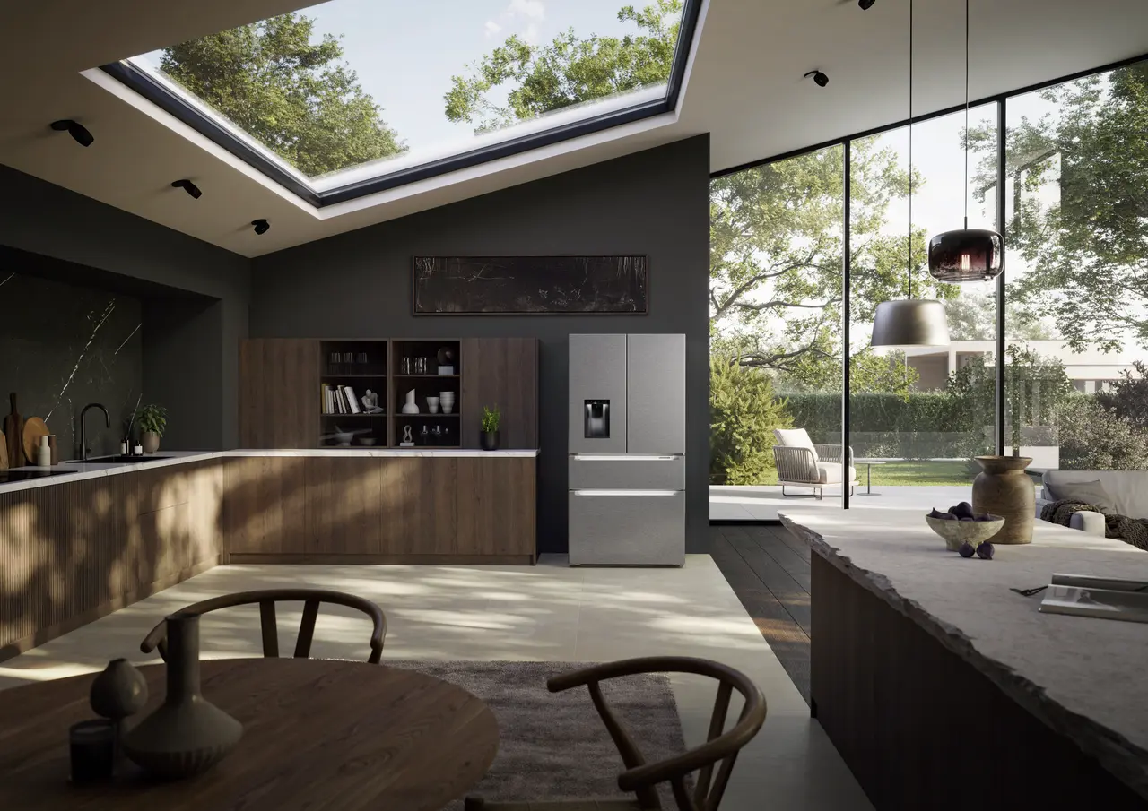 Slika izdelka, Perspektiva: Ambient, Hladilnik z zamrzovalnikom s francoskimi vrati z 2 zamrzovalnima predaloma in razpršilnikom vode in ledenih kock, Barva ohišja: srebrna, Barva vrat: nerjavno jeklo