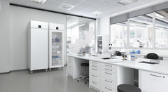 Produkt-Bild, Perspektive: Milieu, Laborkühlgerät mit Umluftkühlung, Gehäusefarbe: Weiß, Türfarbe: Weiß