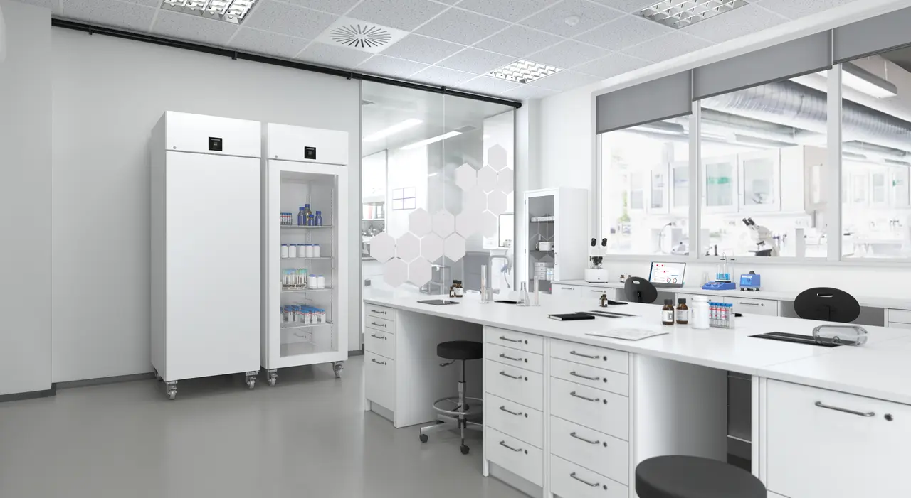 Produkt-Bild, Perspektive: Milieu, Laborkühlgerät mit Umluftkühlung, Gehäusefarbe: Weiß, Türfarbe: Weiß