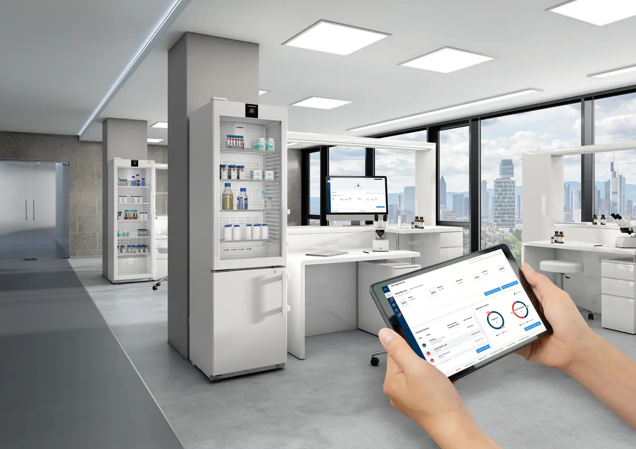 Produkt-Bild, Perspektive: Milieu, Labor-Kühl-Gefrierkombination mit NoFrost, Gehäusefarbe: Weiß, Türfarbe: Weiß