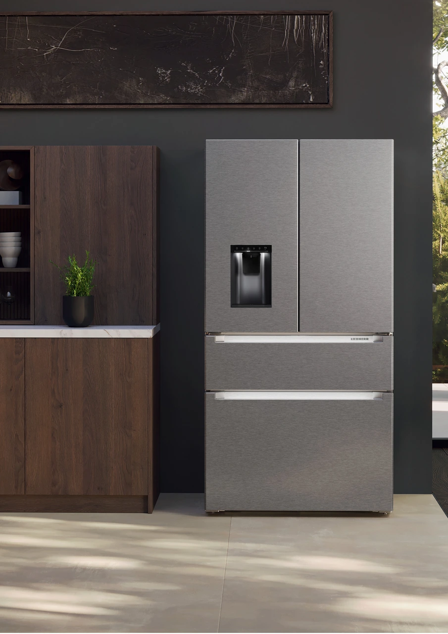 Slika izdelka, Perspektiva: Ambient, Hladilnik z zamrzovalnikom s francoskimi vrati z 2 zamrzovalnima predaloma in razpršilnikom vode in ledenih kock, Barva ohišja: srebrna, Barva vrat: nerjavno jeklo