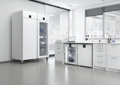 Produkt-Bild, Perspektive: Milieu, Laborkühlgerät mit Umluftkühlung, Gehäusefarbe: Weiß, Türfarbe: Weiß