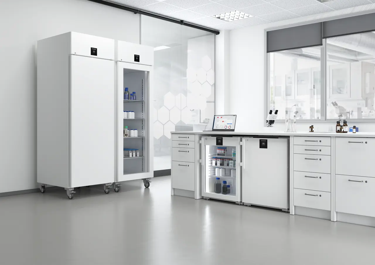 Produkt-Bild, Perspektive: Milieu, Laborkühlgerät mit Umluftkühlung, Gehäusefarbe: Weiß, Türfarbe: Weiß