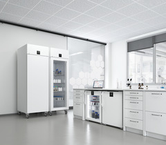 Produkt-Bild, Perspektive: Milieu, Laborkühlgerät mit Umluftkühlung, Gehäusefarbe: Weiß, Türfarbe: Weiß