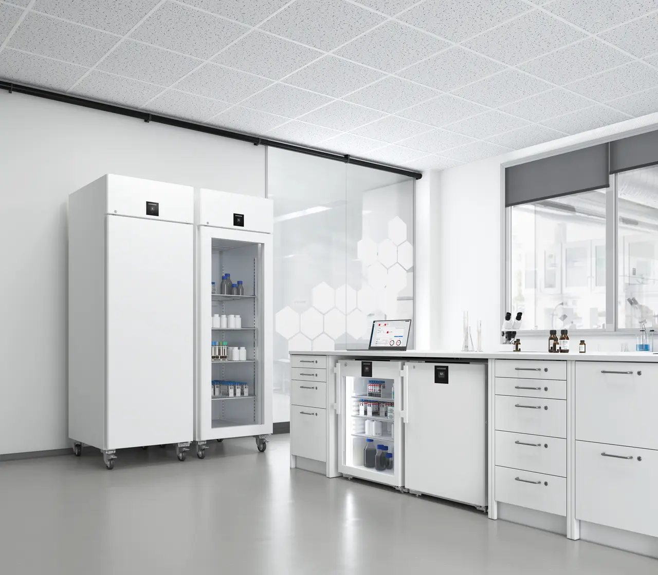 Produkt-Bild, Perspektive: Milieu, Laborkühlgerät mit Umluftkühlung, Gehäusefarbe: Weiß, Türfarbe: Weiß