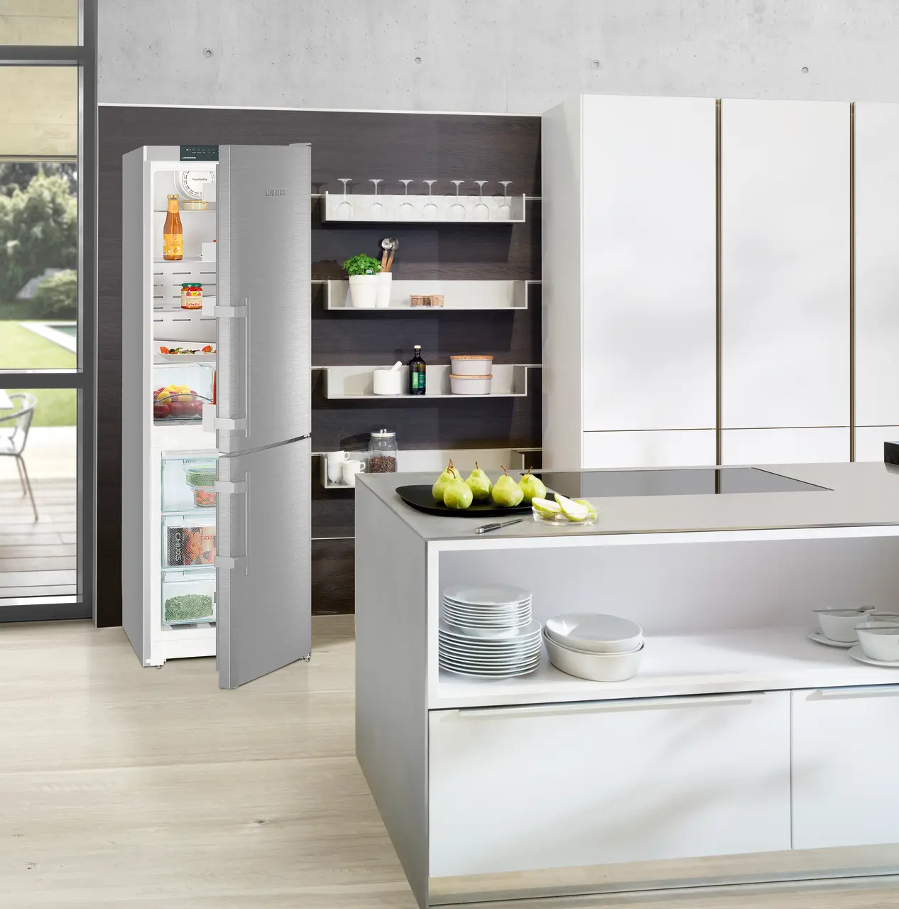 Image de produit, Perspective: Environnement, Combiné réfrigérateur-congélateur avec NoFrost, Couleur de porte: acier inox