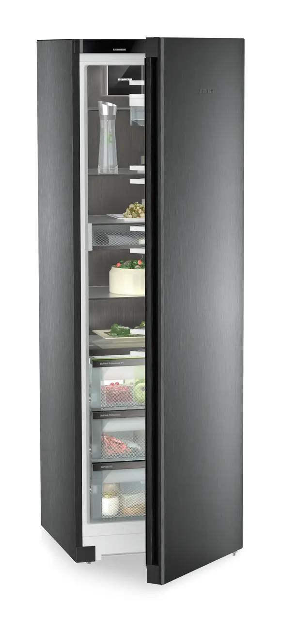 Produkt-Bild, Perspektive: schräg halb offen dekoriert, Standkühlschrank mit BioFresh Professional, Gehäusefarbe: BlackSteel, Türfarbe: BlackSteel