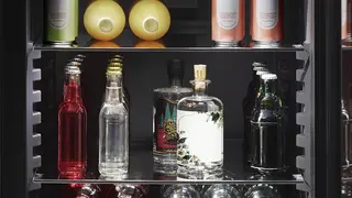 Staklene police s ukrasnim letvicama BlackSteel