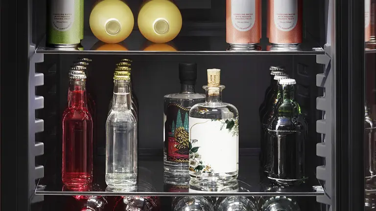 Staklene police s ukrasnim letvicama BlackSteel