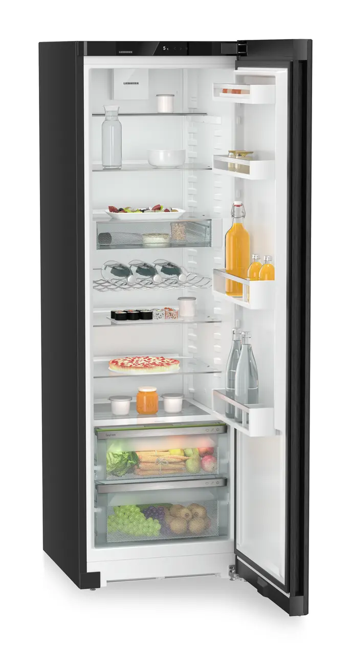 Product image, Perspective: oblique open decorated, Freestanding fridge with EasyFresh, Casing colour: black, Door colour: BlackSteel