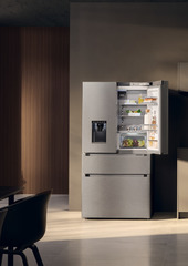 Slika izdelka, Perspektiva: Ambient, Hladilnik z zamrzovalnikom s francoskimi vrati z 2 zamrzovalnima predaloma in razpršilnikom vode in ledenih kock, Barva ohišja: srebrna, Barva vrat: nerjavno jeklo