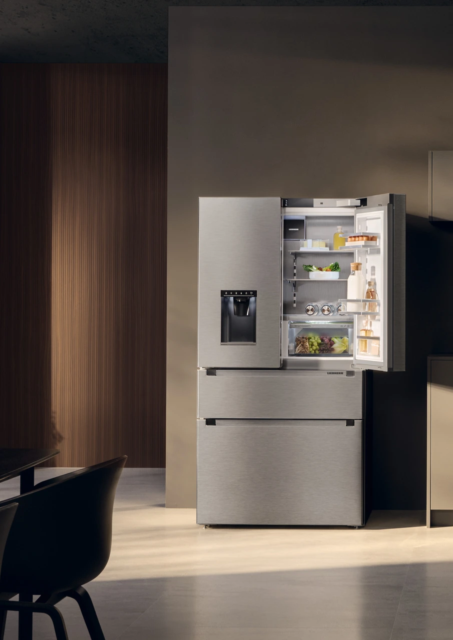 Slika izdelka, Perspektiva: Ambient, Hladilnik z zamrzovalnikom s francoskimi vrati z 2 zamrzovalnima predaloma in razpršilnikom vode in ledenih kock, Barva ohišja: srebrna, Barva vrat: nerjavno jeklo