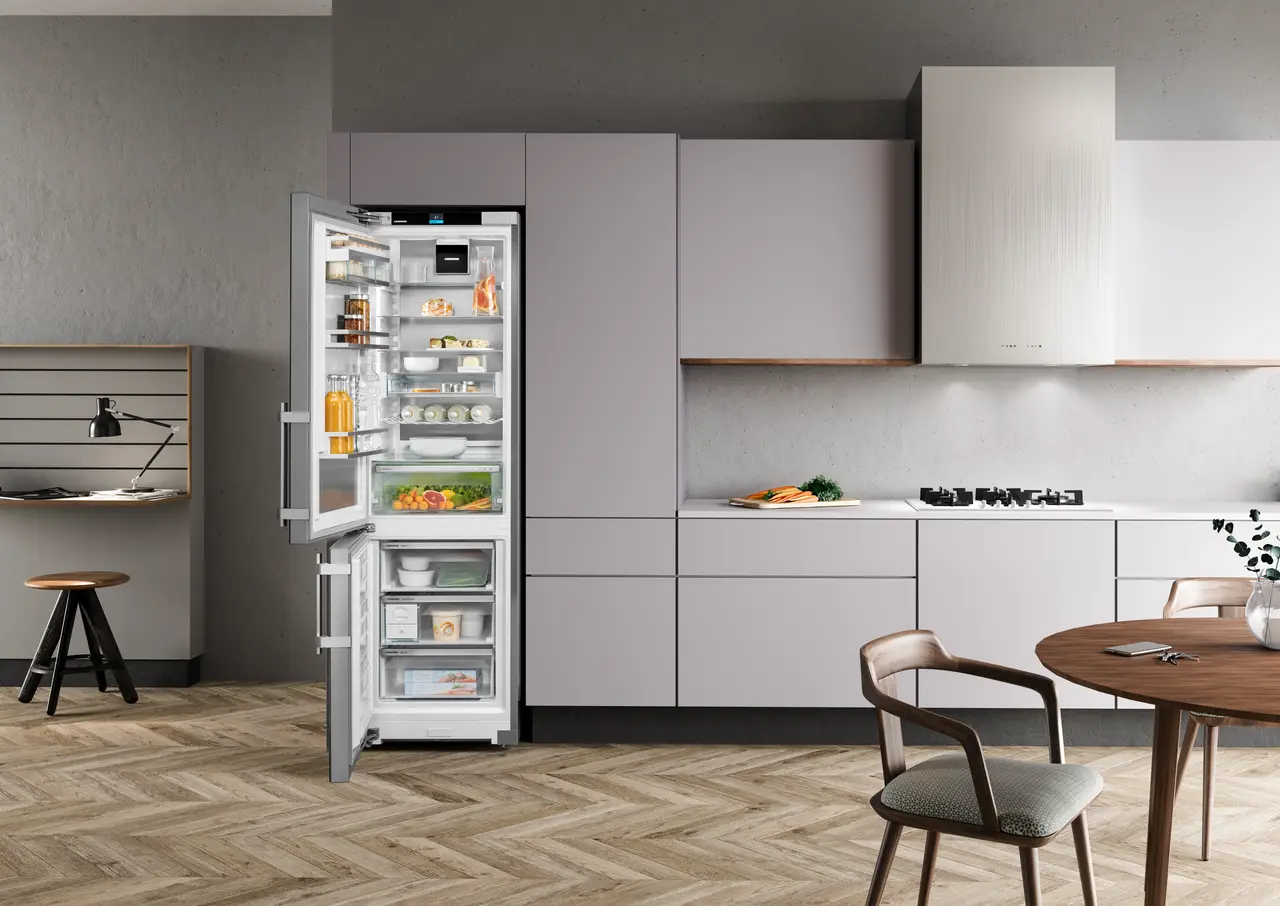 Product image, Perspective: milieu, Combined fridge-freezers with EasyFresh and NoFrost, Casing colour: stainless steel, Door colour: stainless steel