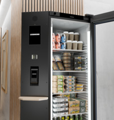 Produkt-Bild, Perspektive: Milieu, Kühlgerät mit Umluftkühlung, Gehäusefarbe: Schwarz, Türfarbe: Schwarz