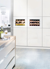 Изображение продукции, Перспектива: Внешние условия, Встраиваемый винный кондиционный шкаф, Цвет корпуса: белый, Цвет дверцы: белый